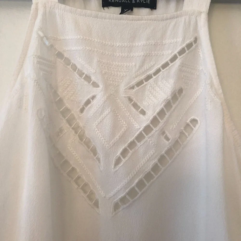Kendall & Kylie Sleeveless Cropped Blouse in White Size XS - Picture 6 of 8